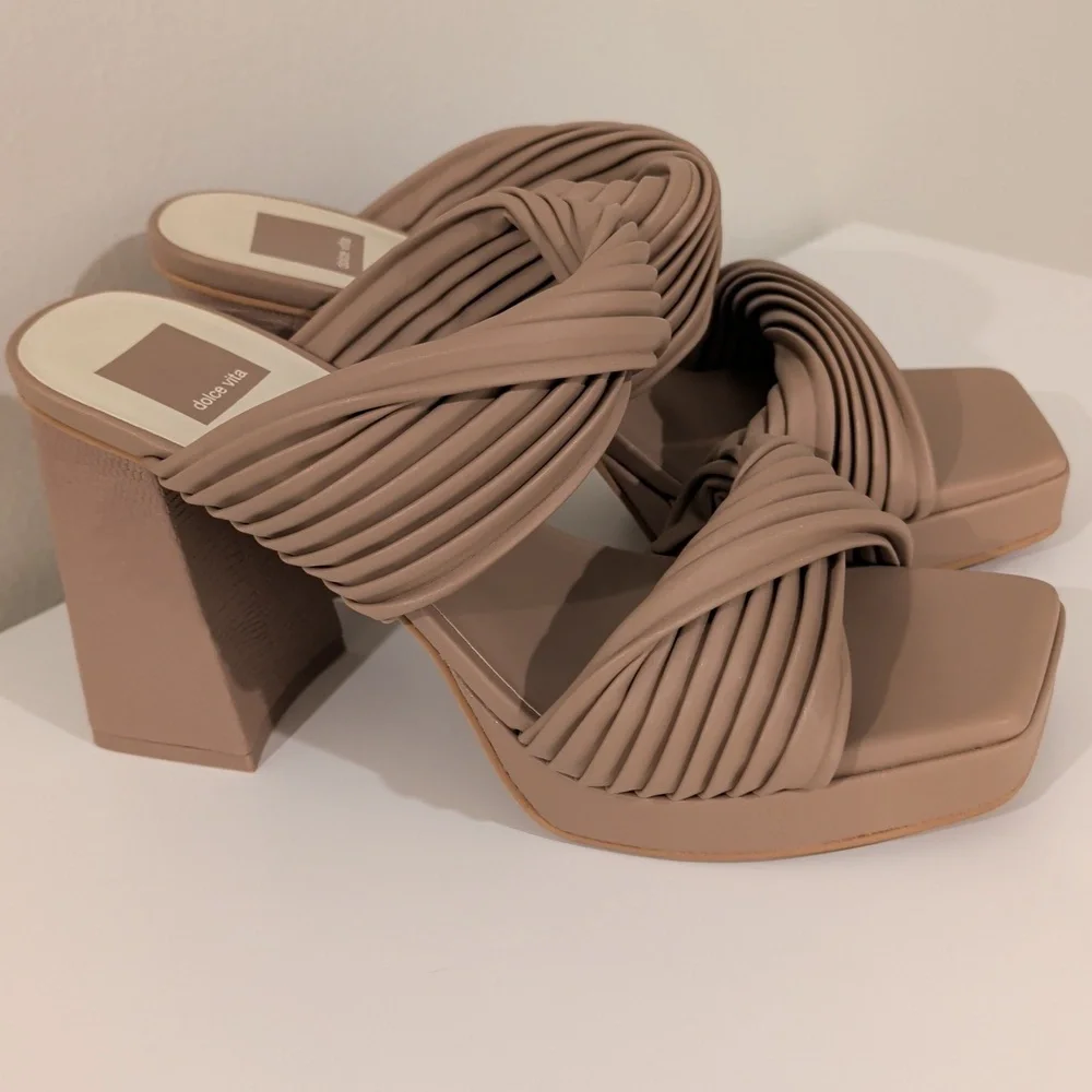 Dolce Vita Pilton Twisted Straps Heeled Cameo Sandals - Picture 3 of 13